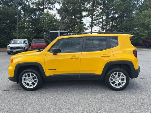 Used 2023 Jeep Renegade Latitude w/ Sun & Fun Group AWD/4WD image 4