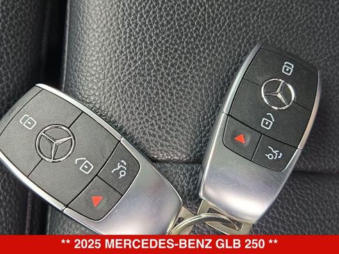 Used 2025 Mercedes-Benz GLB 250 image 33