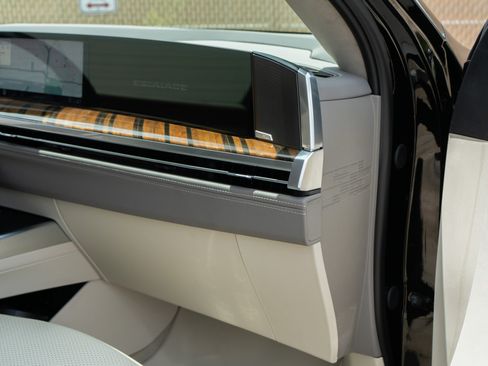 Used 2026 Cadillac Escalade Platinum Sport w/ LPO, Floor Liner Package AWD/4WD image 25