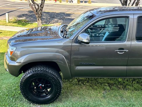 Used 2015 Toyota Tacoma 4x4 Double Cab w/ TRD Sport Package image 8