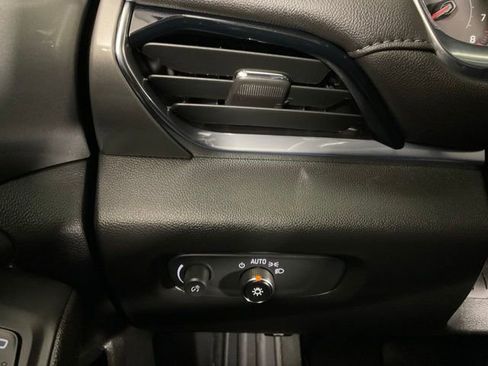 Used 2023 Chevrolet Traverse LT FWD image 28