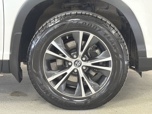 Used 2019 Toyota Highlander LE AWD/4WD image 7