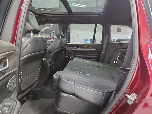 Used 2024 Jeep Grand Cherokee Limited w/ Luxury Tech Group II image 40