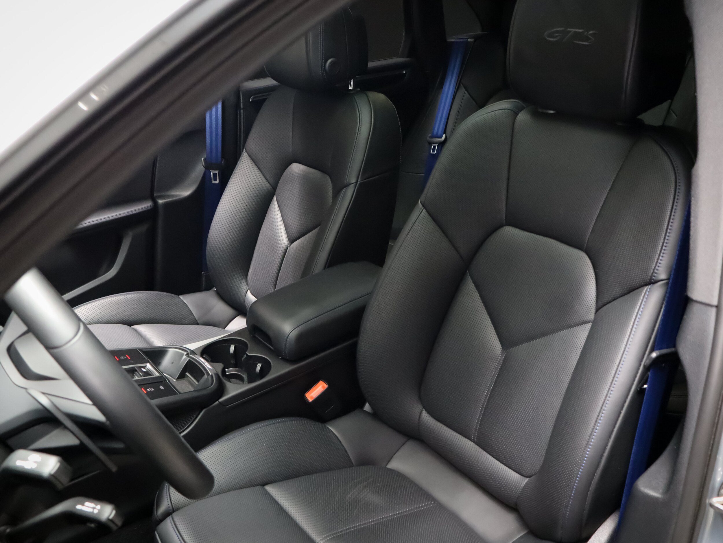 Certified 2025 Porsche Macan GTS AWD/4WD image 17
