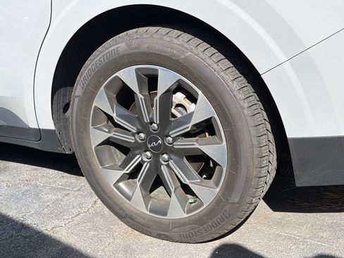 Used 2024 Kia Carnival EX FWD image 10
