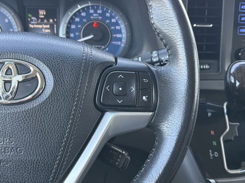 Used 2017 Toyota Sienna XLE FWD image 19