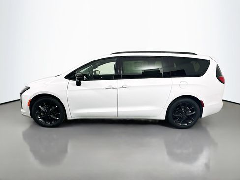 New 2027 Chrysler Pacifica Limited w/ S Appearance Package FWD image 4