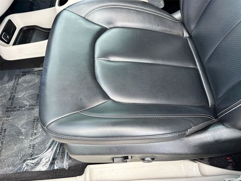 Used 2023 Chrysler Pacifica Touring-L FWD image 19