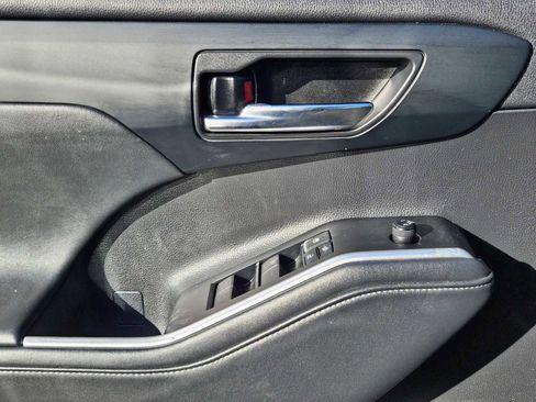 Used 2021 Toyota Highlander XLE image 31