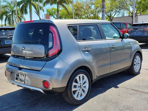Used 2017 Kia Soul + image 3