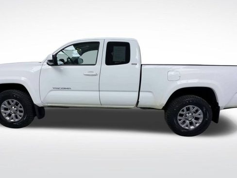 Used 2017 Toyota Tacoma SR5 w/ Tow Package AWD/4WD image 5