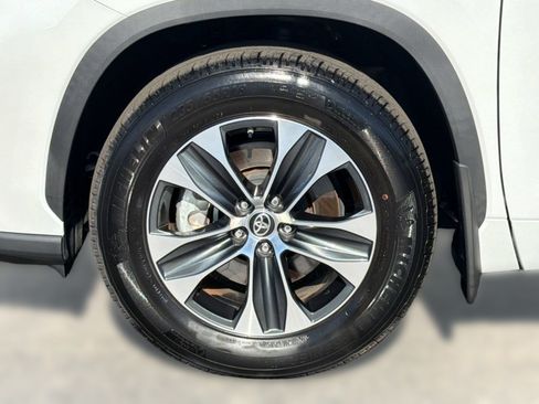 Certified 2025 Toyota Highlander XLE FWD image 12