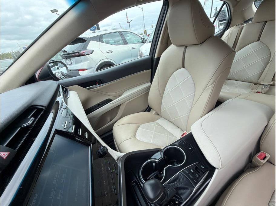 Used 2018 Toyota Camry XLE FWD image 18