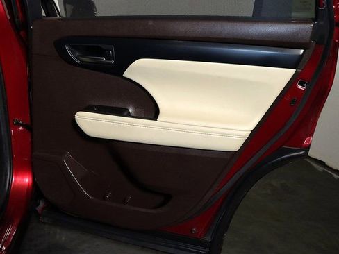 Used 2020 Toyota Highlander XLE image 32