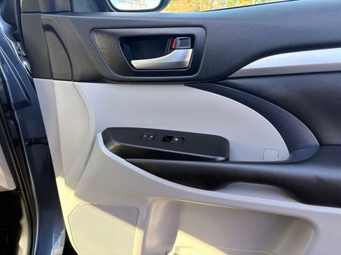 Used 2019 Toyota Highlander XLE image 22