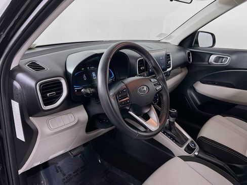 Certified 2025 Hyundai Venue SEL image 9