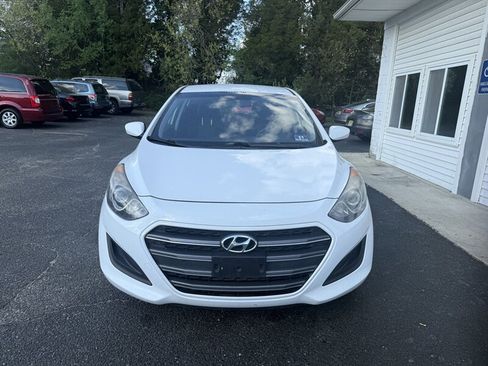 Used 2017 Hyundai Elantra GT image 2