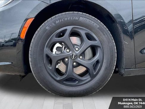 Used 2024 Chrysler Pacifica Limited FWD image 31
