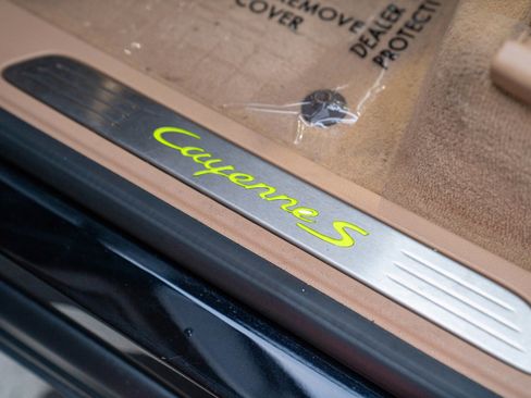 Used 2018 Porsche Cayenne S image 11