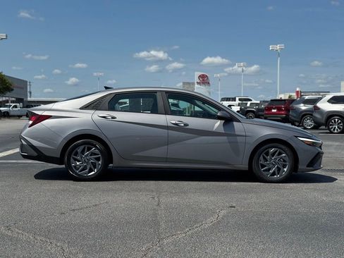 Used 2024 Hyundai Elantra SEL FWD image 7