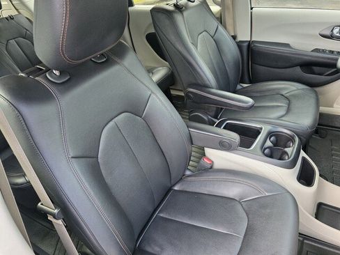 Used 2020 Chrysler Pacifica Touring-L Plus image 36