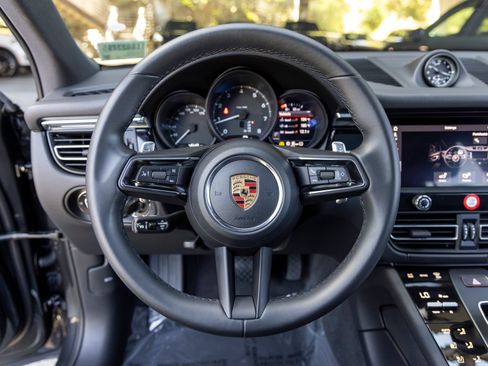 Certified 2026 Porsche Macan AWD/4WD image 35