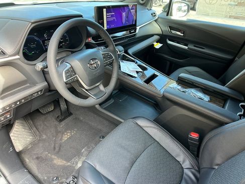 New 2026 Toyota Sienna Platinum image 10