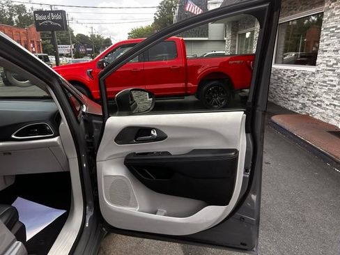 Used 2023 Chrysler Pacifica Touring-L FWD image 10