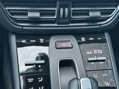 Used 2025 Porsche Macan image 25