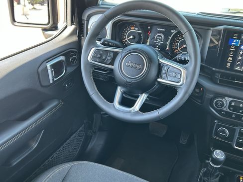 Used 2025 Jeep Wrangler Unlimited Sahara AWD/4WD image 16