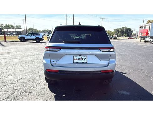 Used 2024 Jeep Grand Cherokee Altitude AWD/4WD image 6
