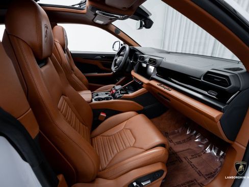 Used 2025 Lamborghini Urus SE image 42