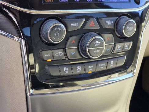 Used 2021 Jeep Grand Cherokee Limited image 23