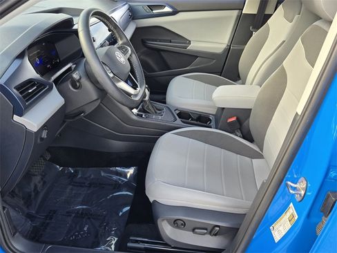 Used 2023 Volkswagen Taos SE w/ Panoramic Sunroof Package image 12