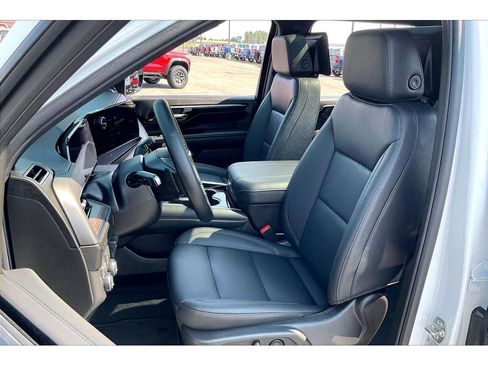 Used 2026 Chevrolet Suburban Z71 w/ Z71 Off-Road Package AWD/4WD image 26