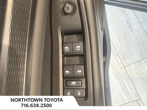 Used 2023 Jeep Grand Cherokee Altitude AWD/4WD image 9