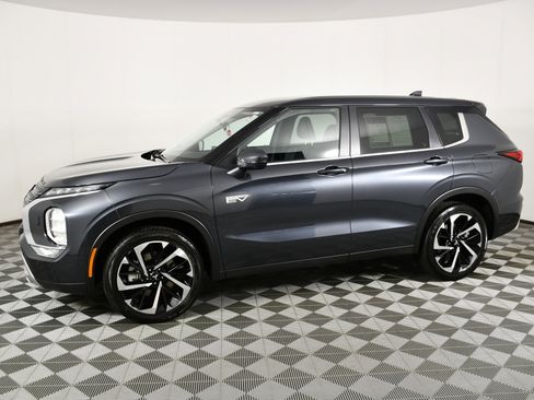 Used 2025 Mitsubishi Outlander SE image 9