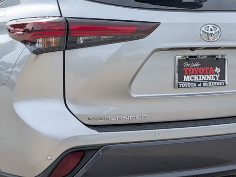 Used 2024 Toyota Highlander Limited FWD image 8