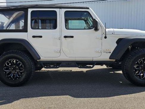 Used 2018 Jeep Wrangler Unlimited Sport AWD/4WD image 4