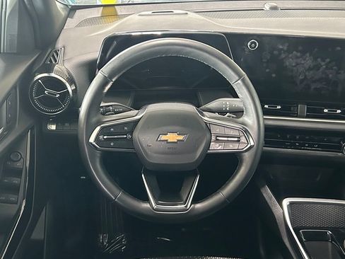 Used 2025 Chevrolet Equinox LT FWD image 9