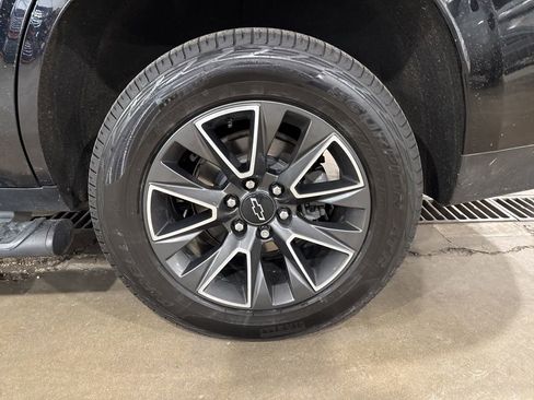 Used 2021 Chevrolet Tahoe Z71 w/ Rear Media and Nav Package image 9