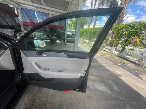 Used 2018 Hyundai Sonata SE w/ Cargo Package FWD image 3