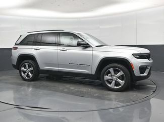 Used 2025 Jeep Grand Cherokee Limited w/ Black Appearance Package AWD/4WD video 1