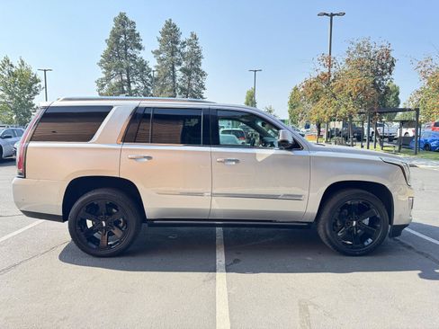Used 2018 Cadillac Escalade Premium Luxury AWD/4WD image 6