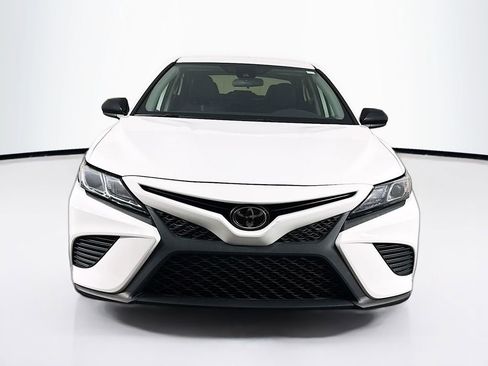Used 2020 Toyota Camry SE FWD image 2