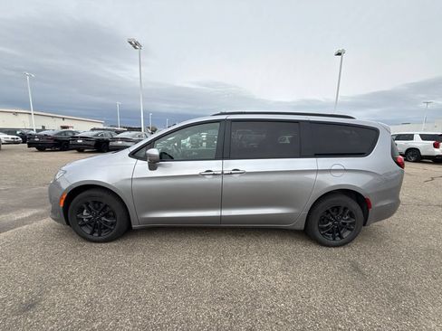 Used 2020 Chrysler Pacifica Touring-L w/ Advanced Safetytec Group AWD/4WD image 4