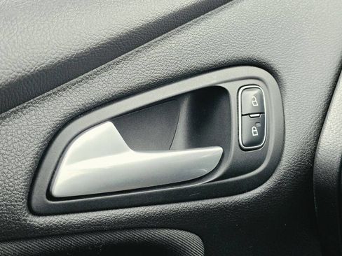 Used 2017 Ford Focus Titanium FWD image 29