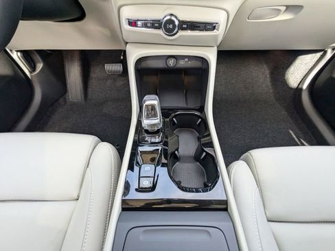 Certified 2025 Volvo XC40 B5 Plus w/ Protection Package Premier image 24