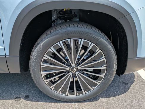 New 2026 Volkswagen Taos SE FWD image 11