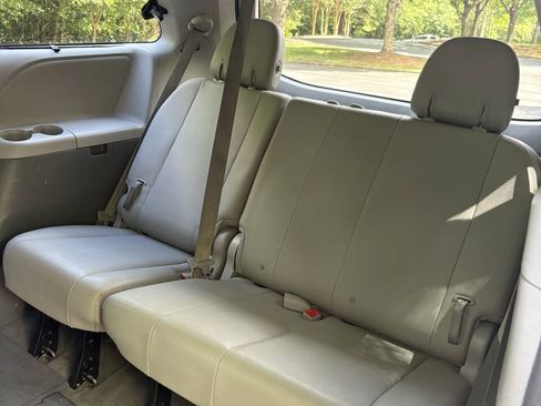 Used 2016 Toyota Sienna XLE FWD image 33